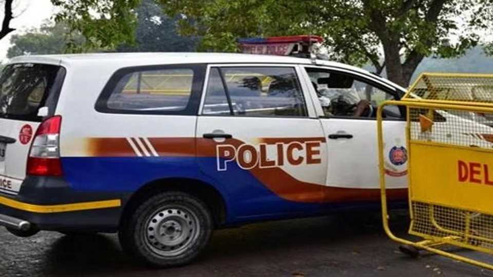 दिल्ली में दिनदहाड़े एएसआई की गोली मारकर हत्या, शूटर ने की आत्महत्या दिल्ली में दिनदहाड़े एएसआई की गोली मारकर हत्या, शूटर ने की आत्महत्या